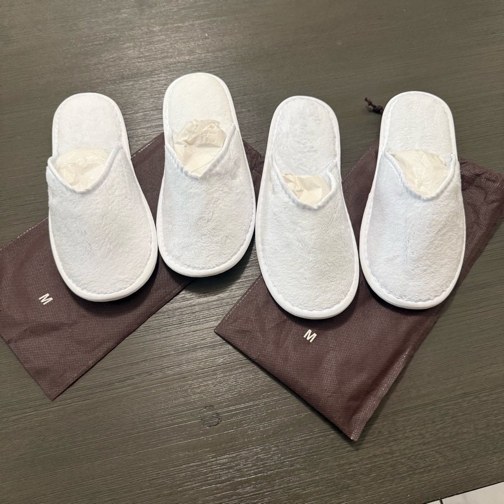 White Cozy Slippers Size Médium Set of Two